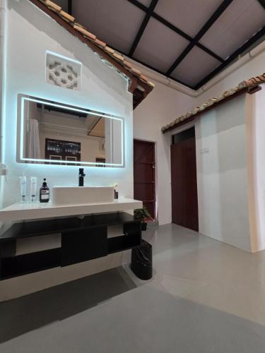 ein Badezimmer mit Waschbecken und Spiegel in der Unterkunft Popular! 4 pax Georgetown Heritage Pre-war House 2 Bedroom in George Town