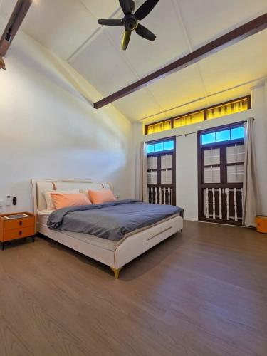 ein Schlafzimmer mit Bett und Deckenventilator in der Unterkunft Popular! 4 pax Georgetown Heritage Pre-war House 2 Bedroom in George Town