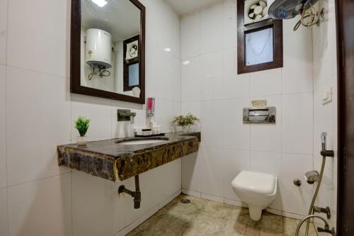 Vannituba majutusasutuses Qotel Comfort AT Residency Kaushambi Anand Vihar