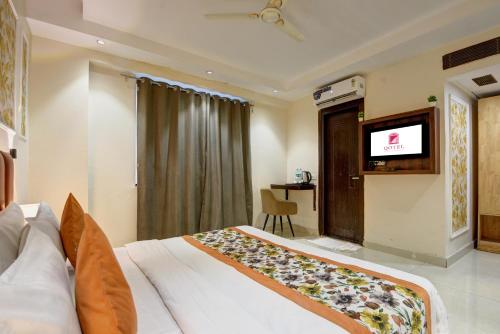 Televiisor ja/või meelelahutuskeskus majutusasutuses Qotel Comfort AT Residency Kaushambi Anand Vihar