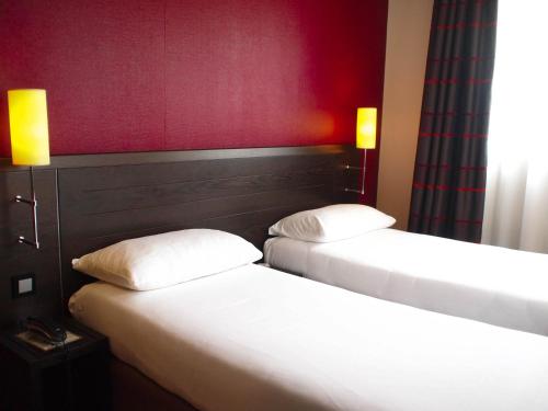 two beds sitting next to each other in a room at ibis Styles Nantes Centre Place Royale in Nantes
