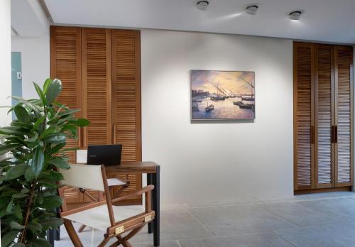 Televízia a/alebo spoločenská miestnosť v ubytovaní Aethrion Boutique Homes