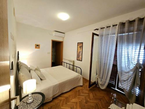 Ένα ή περισσότερα κρεβάτια σε δωμάτιο στο Gorana studio apartment