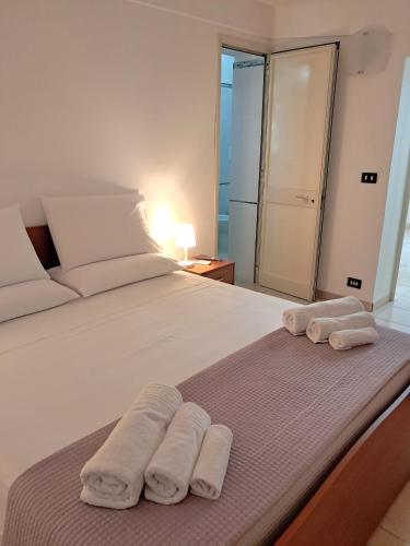 a bedroom with two towels on a bed at Villa Noesyr in Neviano