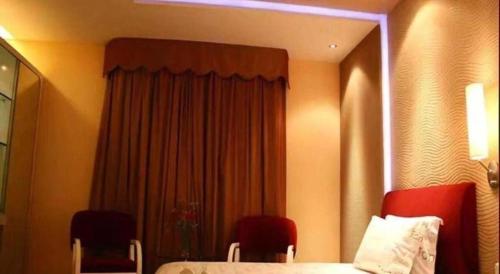 Кровать или кровати в номере Tomolo Hotel Wuzhan Branch