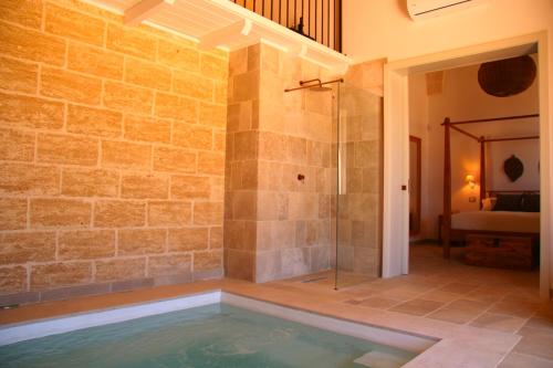 un baño con bañera y ducha en Tenuta Buia, en Squinzano