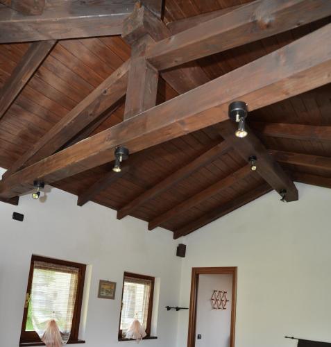 Habitación con techos de madera y vigas de madera. en Il Basciutin, en Pettenasco