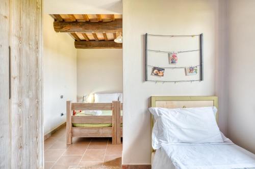 a bedroom with a bed and a table at Casale Rialto in Montefalco