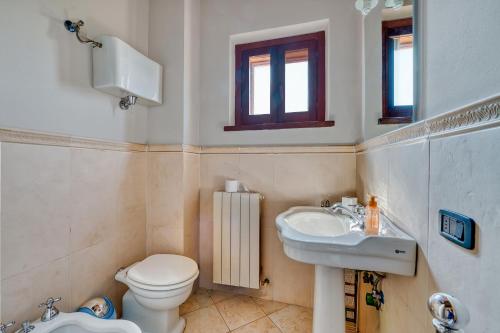 a bathroom with a toilet and a sink at Casale Rialto in Montefalco