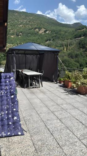 a tent with a picnic table and a bench at Eun Tchì Vo - Gignod in Gignod