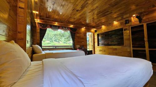 Postel nebo postele na pokoji v ubytování Ura Ura Homestay