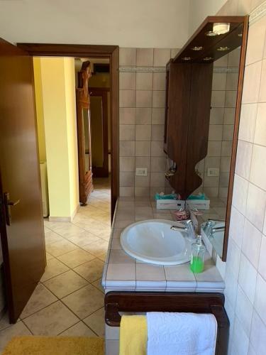 a bathroom with a sink and a mirror at Casa relax e vacanza Il Moraiolo in Stroncone