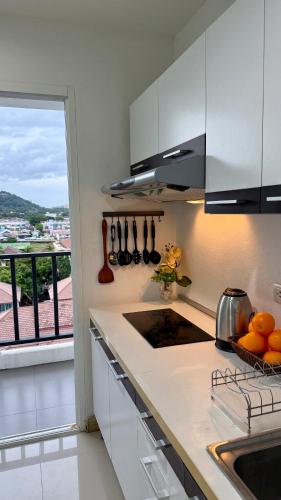 Kuchyň nebo kuchyňský kout v ubytování Apartment with a view near the park