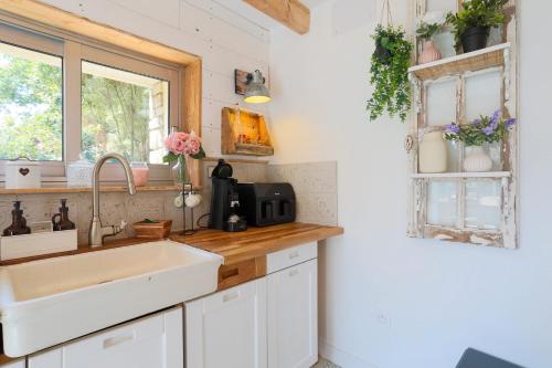 a kitchen with a sink and a window at Villa Les Agapanthes in Paimpol