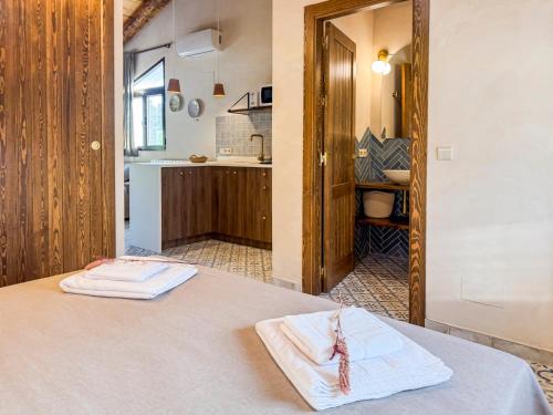 a room with a bed with two towels on it at Complejo El Molinico in Puebla de Don Fadrique