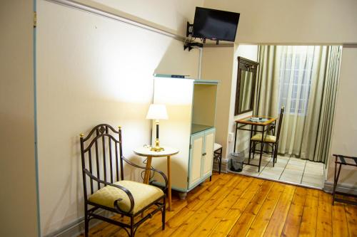 Ένα ή περισσότερα κρεβάτια σε δωμάτιο στο Cecil John Rhodes Guest house