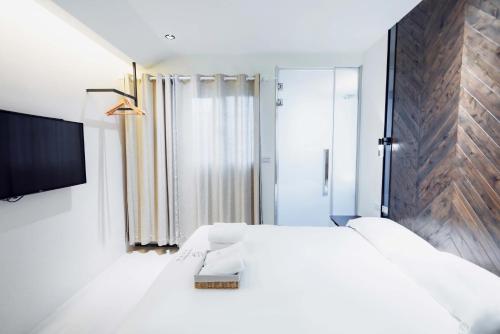 a bedroom with a large bed and a tv at Wondertime Taipei Station - Chongqing Inn in Taipei