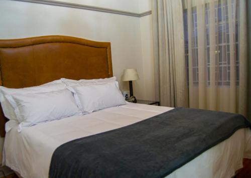Ένα ή περισσότερα κρεβάτια σε δωμάτιο στο Cecil John Rhodes Guest house