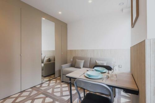 een woonkamer met een tafel en een bank bij Studio cosy - 2P - Bercy in Parijs