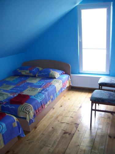 Una cama o camas en una habitación de Apartamentai