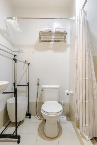 Un baño de 2BR FULLY FURNISHED Trees Residences Near SM Fairview with NETFLIX AND KARAOKE