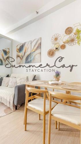 Un lugar para sentarse en 2BR FULLY FURNISHED Trees Residences Near SM Fairview with NETFLIX AND KARAOKE