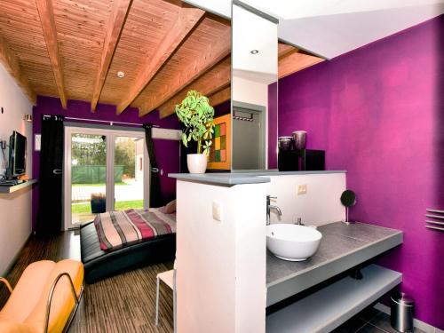 TV a/nebo společenská místnost v ubytování Villa with heated outdoor pool and sauna