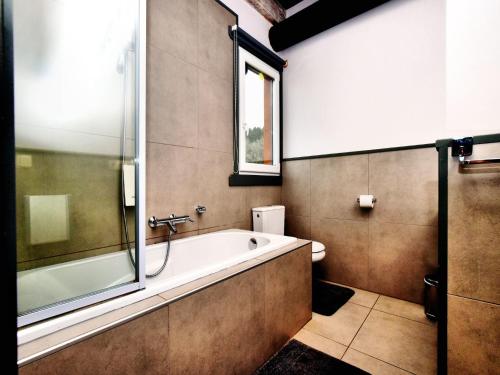 Koupelna v ubytování Villa with heated outdoor pool and sauna