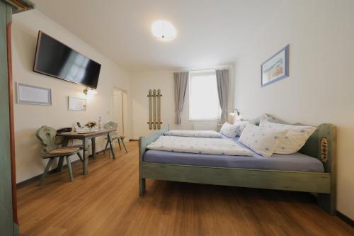 a bedroom with a bed and a dining table at Hotel zur Post in Mülheim an der Mosel