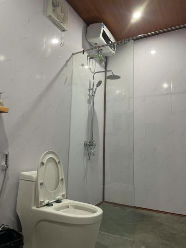 a bathroom with a toilet and a shower at Horizon Homestay in Phong Nha