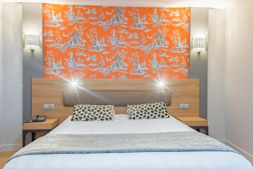 Postel nebo postele na pokoji v ubytování Logis Grand Hôtel Des Bains
