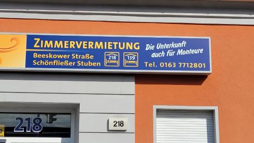 a sign on the side of a building at Zimmervermietung Schönfließer Stuben auch für Monteure in Eisenhüttenstadt