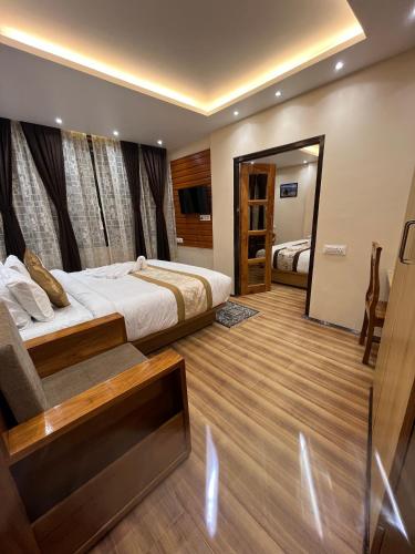 Katil atau katil-katil dalam bilik di Hotel Golden Potala