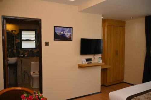Televisyen dan/atau pusat hiburan di Hotel Golden Potala