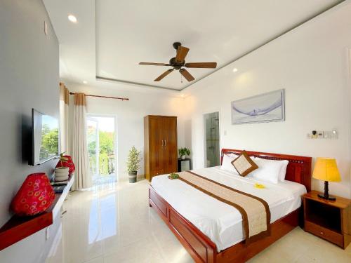 Una cama o camas en una habitación de Fami Retreat Villa Hoi An
