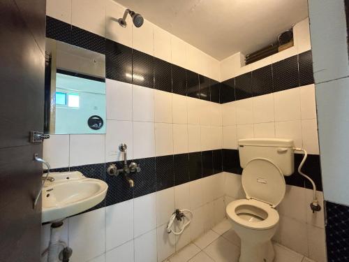 アグラにあるMaison Homestayのトイレと洗面台付きのバスルーム