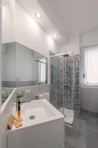 Pecchio1 - Windows on the City - B Home
