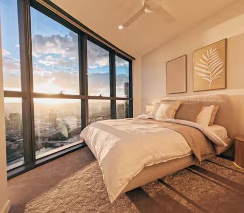 Postel nebo postele na pokoji v ubytování Level 46 Luxury Queens Wharf Apartment with Unblocked Southbank & River View