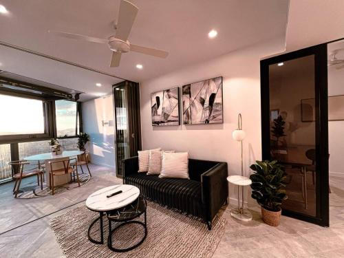 Posezení v ubytování Level 46 Luxury Queens Wharf Apartment with Unblocked Southbank & River View