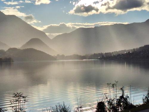 Blick auf einen See mit Bergen im Hintergrund in der Unterkunft Ladner am See in Grundlsee