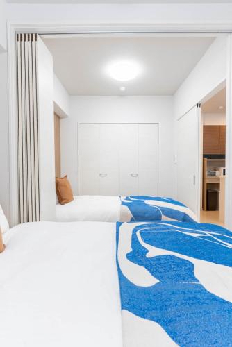 Ένα ή περισσότερα κρεβάτια σε δωμάτιο στο Ekimae apartment
