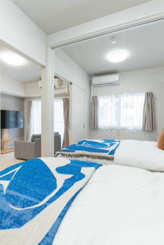 Ένα ή περισσότερα κρεβάτια σε δωμάτιο στο Ekimae apartment