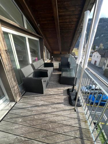 Ein Balkon oder eine Terrasse in der Unterkunft Dachwohnung mit Balkon am Brienzersee, Brienz BE