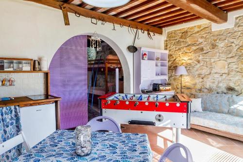 une cuisine avec un comptoir rouge dans un salon dans l'établissement M G VETULONIA, à Vetulonia