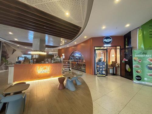 Restaurace v ubytování Uptown Bloom 1BR Suite Fuente, Walk to CebuDoc