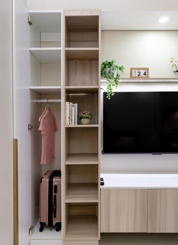 TV a/nebo společenská místnost v ubytování Uptown Bloom 1BR Suite Fuente, Walk to CebuDoc