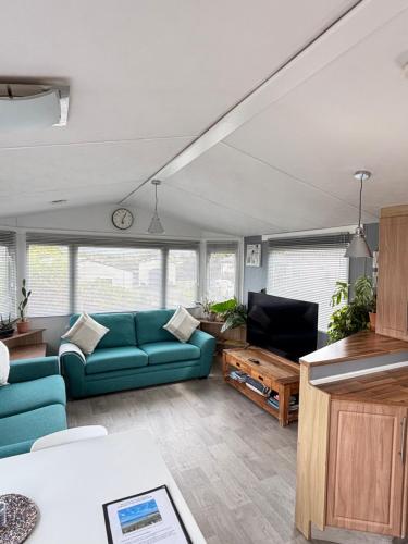 Posezení v ubytování Stylish Family Friendly 3-Bed Caravan Escape at Seven Bays Park