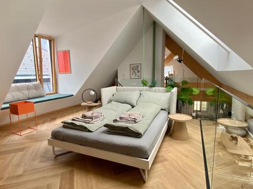 a room with a bed and a staircase at Marktplatz-Residenz - 110 m vom Traunsee in Gmunden
