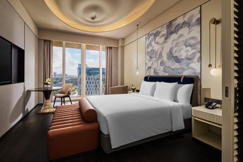 Katil atau katil-katil dalam bilik di Hotel Indigo Shanghai Harbour City