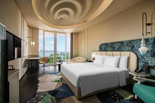 Katil atau katil-katil dalam bilik di Hotel Indigo Shanghai Harbour City